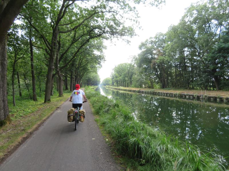 Along scenic canals in northern Belgium